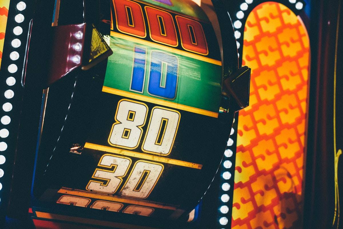 Baris mesin slot menyala di lantai kasino pada malam hari