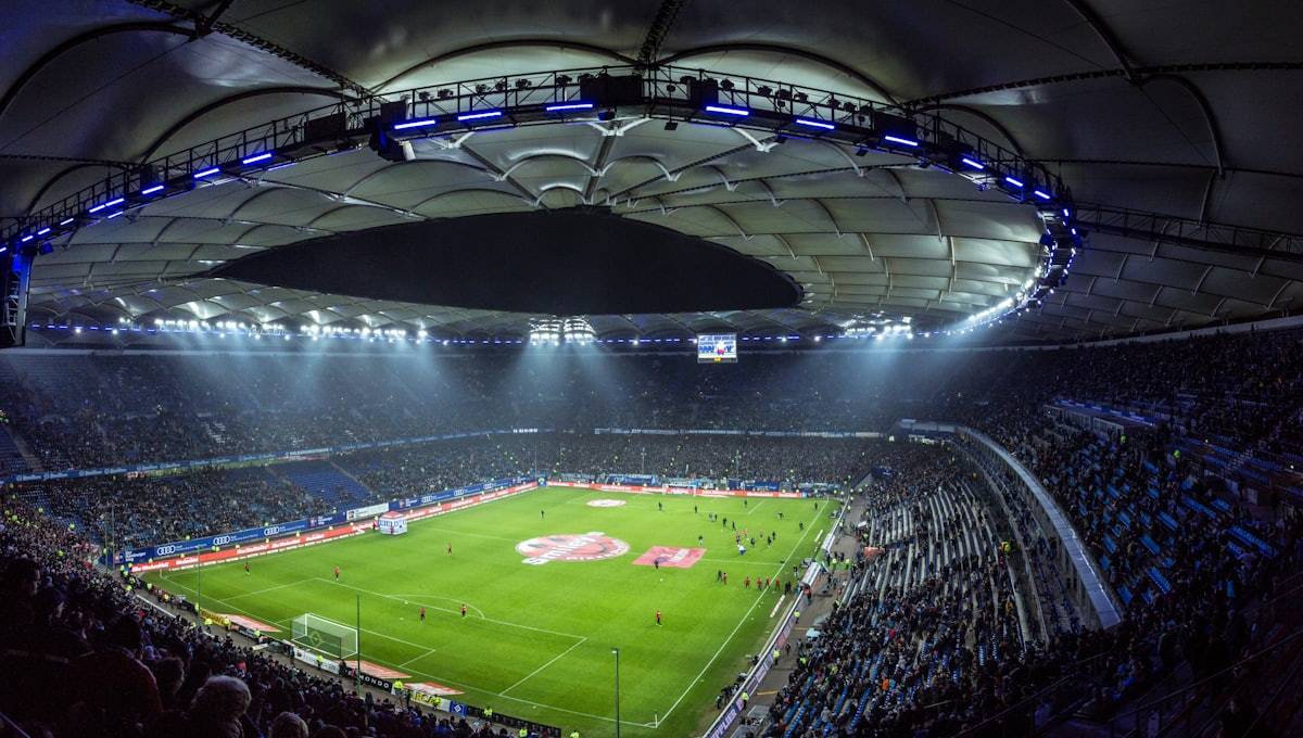 Stadion sepak bola terlihat dari atas dengan lapangan hijau dan tribun mengelilingi